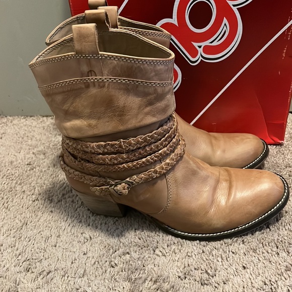 Dingo 7 Slouch with Straps Tan Booties size 9.5 - Picture 4 of 8